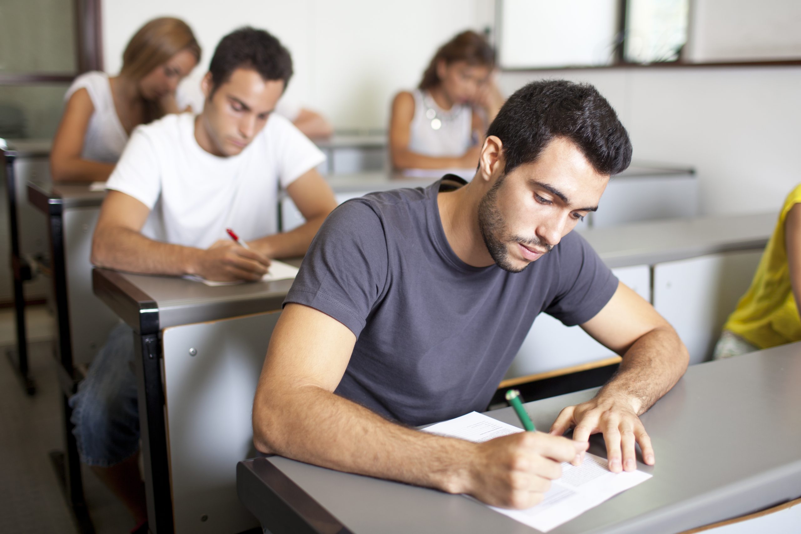 Alumnos haciendo un examen tras prepararse en clases particulares